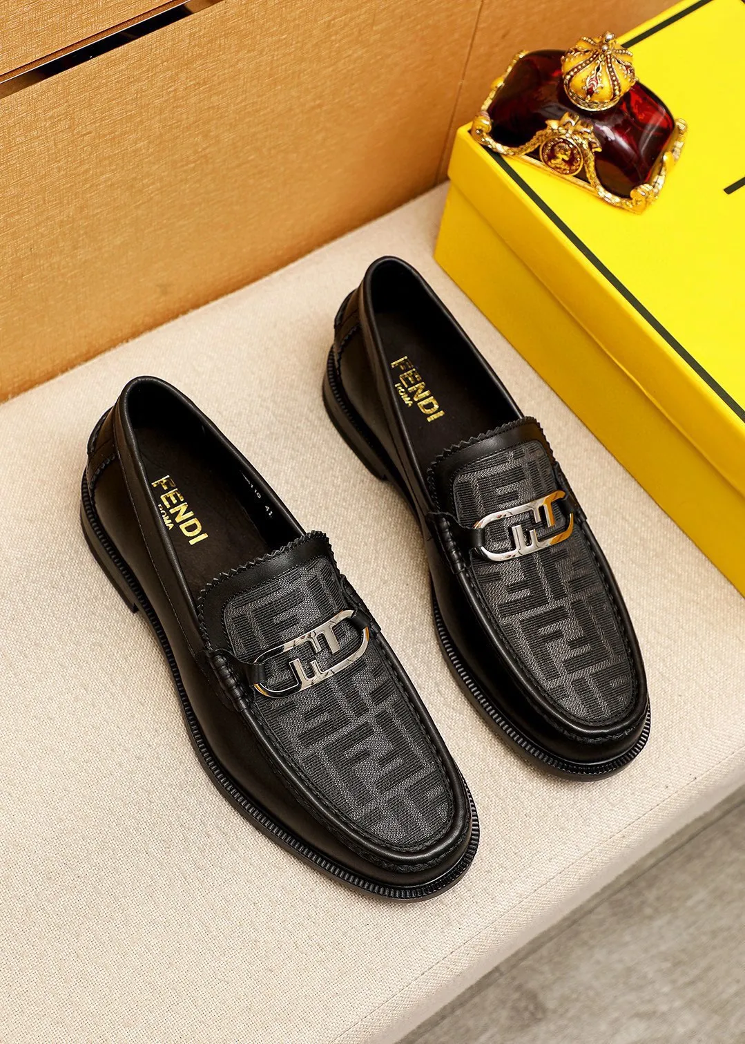 Men's shoes 💰460💰💐 Product trademark: FENDI [Fendi] casual leather shoes Regular size: 38-44 (45🉑️customized) Product materials: Selected imported first-layer cowhide upper + luxury hardware buckle, imported cowhide lining. Strong three-dimensional visual effect, rubber outsole Color: 2⃣️colors available